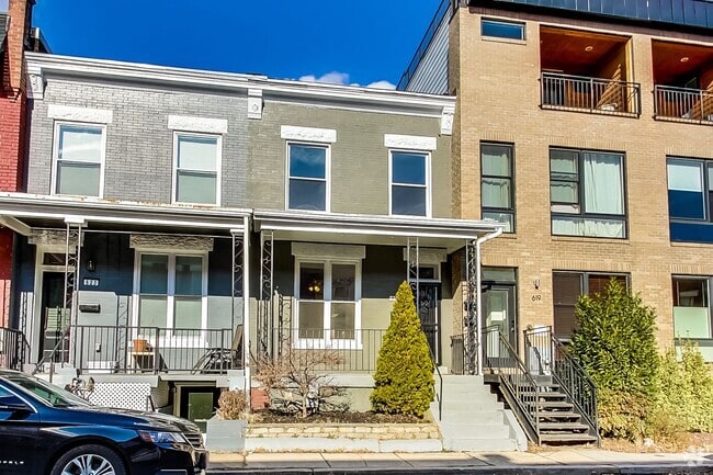 Building Photo - Spacious 3bd/2.5 bath updated townhome in ...