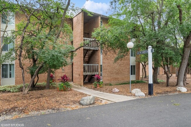 Building Photo - 1601 Fairway Dr Unit 2G