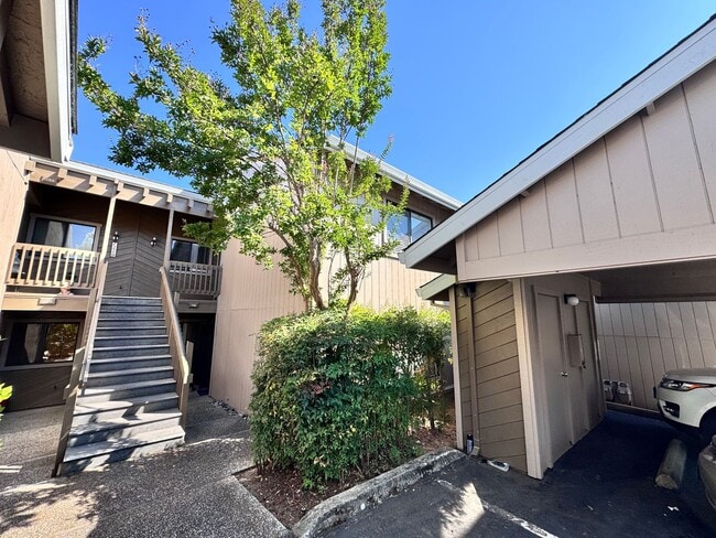 Building Photo - Cozy upstairs Condo in Auburn. Pets welcome!!