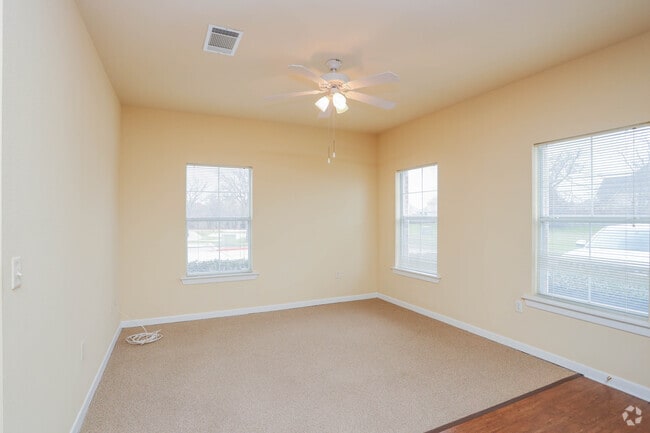 1BR, 1BA - 700SF