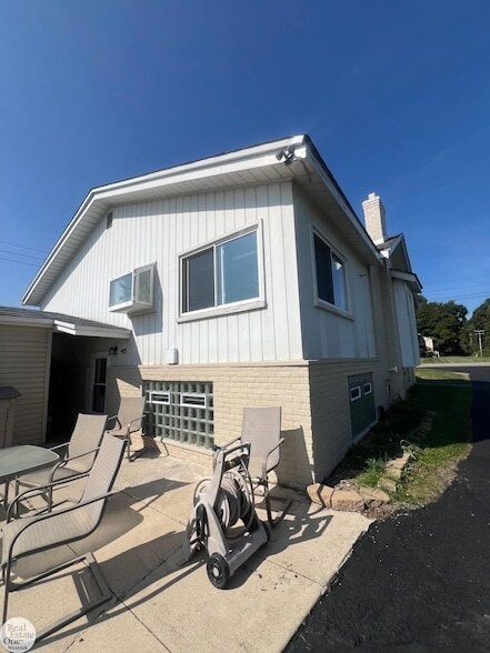 Photo - 9239 N River Rd