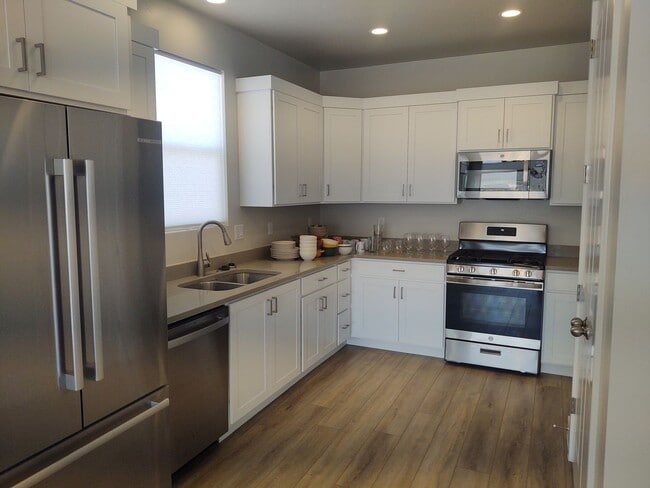 Photo - 1 Bedroom + Den 1.5 bath 2 Car Garage VIEWS & VIEWS!
