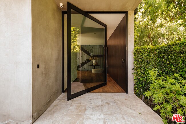 Photo - 1383 Londonderry Pl