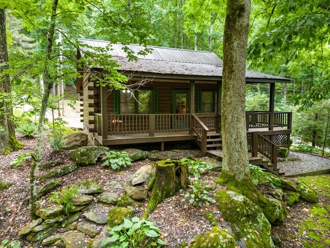 Building Photo - Mountain Living at it's Finest! Rental