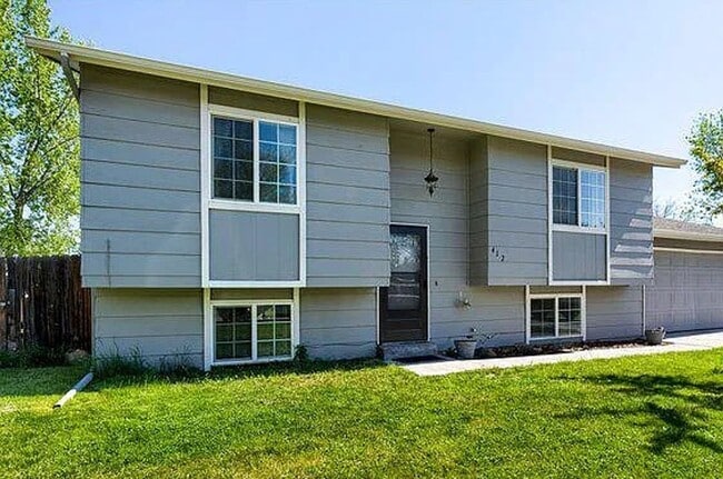 Building Photo - 4 Bedroom 2 bath split level home - Available in June!