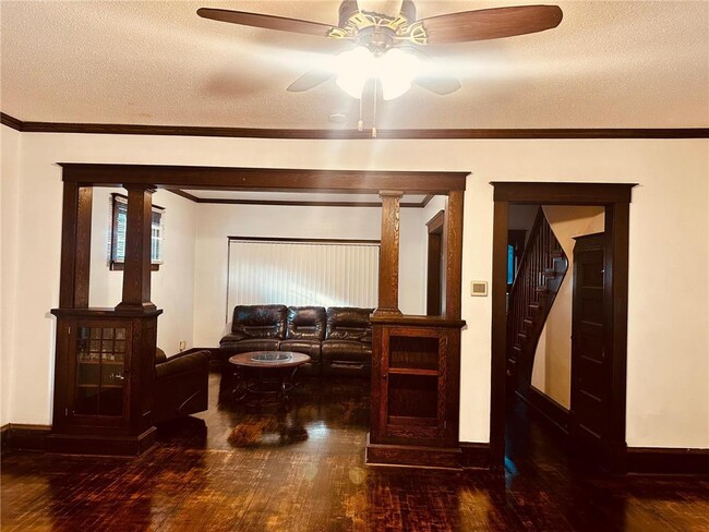 Photo - 246 Sidney St E