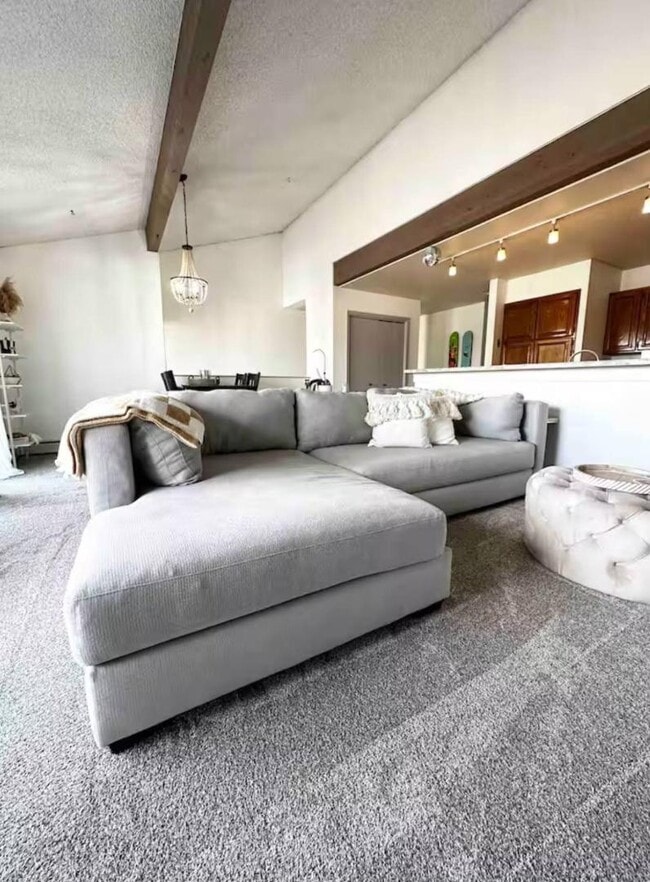 385 Explorer Ct