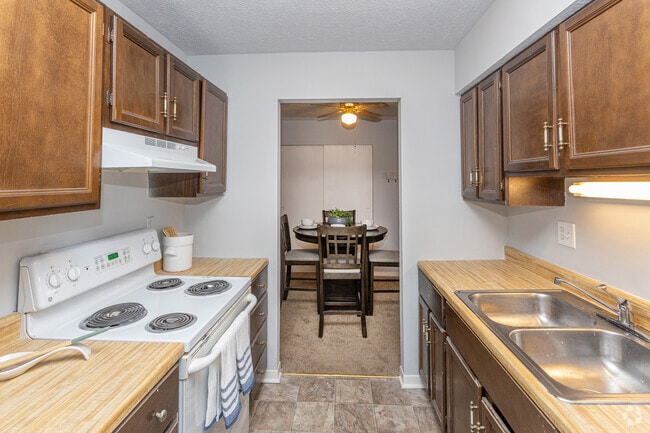2BR, 1BA - 872 AF - Kitchen & Dining Area