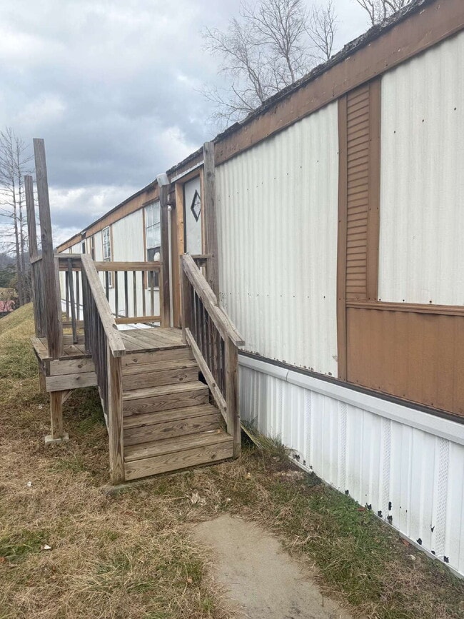 Building Photo - 3 bedroom, 1.5 bath