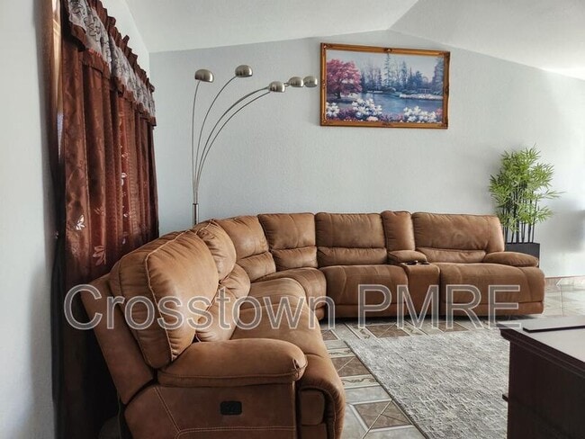 Photo - 1124 E 25th St