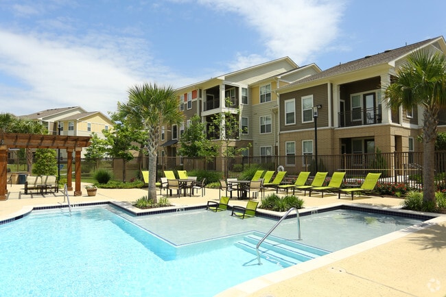 Piscina - Encore Landing Apartment Homes