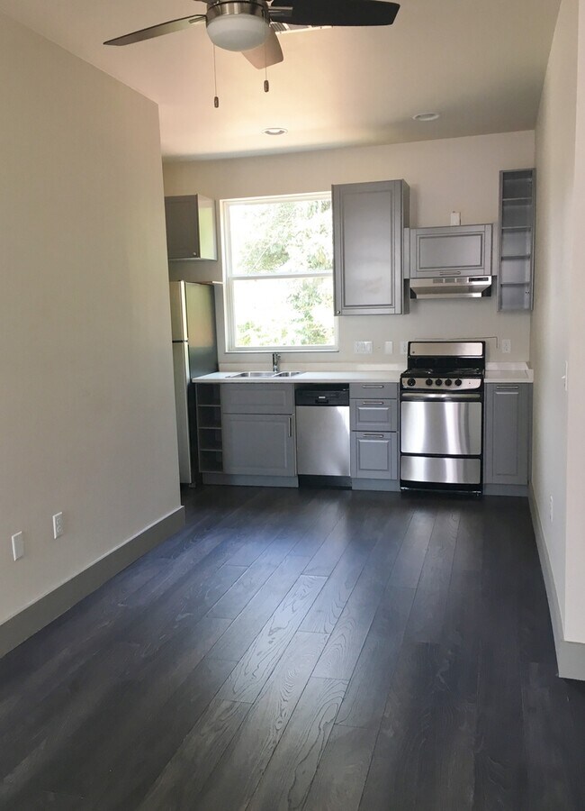 Photo - 700 E 45th St Unit B