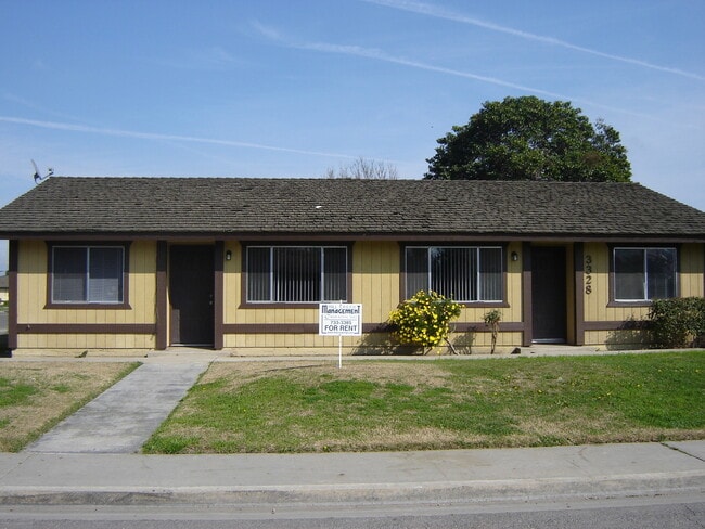 Building Photo - 2541 Chestnut/Woodland Unit 2541