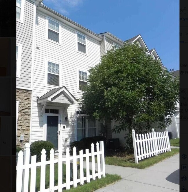 Building Photo - Free Full Months Rent!!  Conveniently Loca... Rental