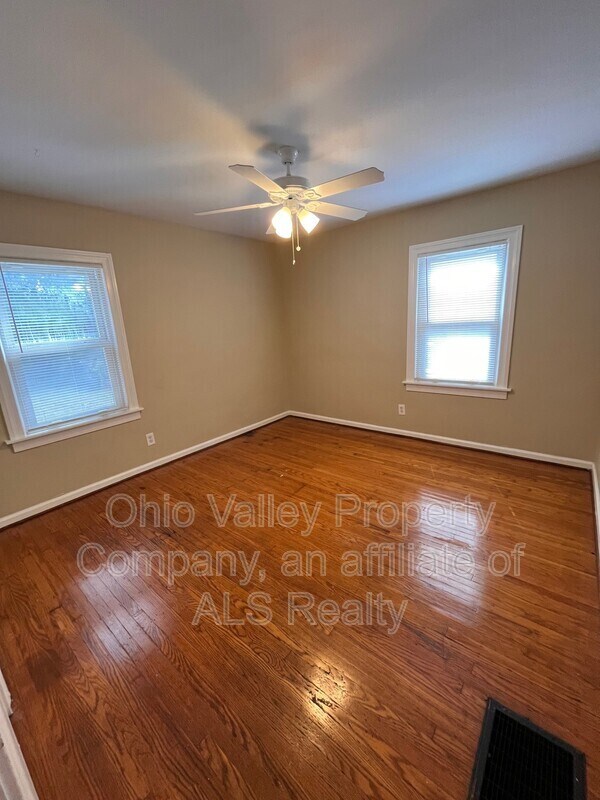 Photo - 3812 Napanee Rd