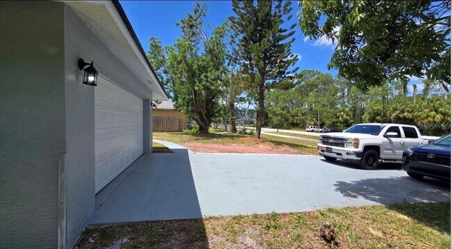 Photo - 34 Emerson Dr NW