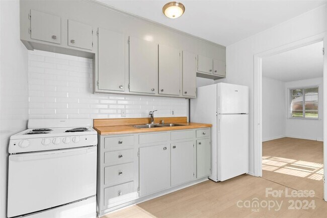 Photo - 3015 Marlborough Rd