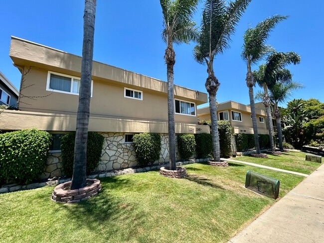 2236 1/2 Grand Ave