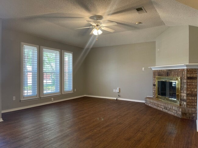 Photo - Pre-Leasing  - 3 bed 2 bath