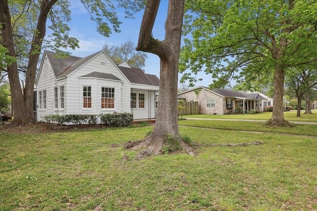 Photo - 2565 Harrison Ave