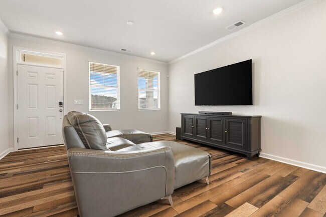 Photo - Spacious End-Unit 4-Bedroom Townhome