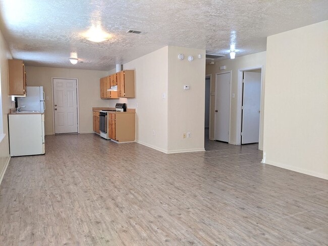 Photo - IMMEDIATE MOVE IN!!!  Spacious 2 Bed, 1 Ba...