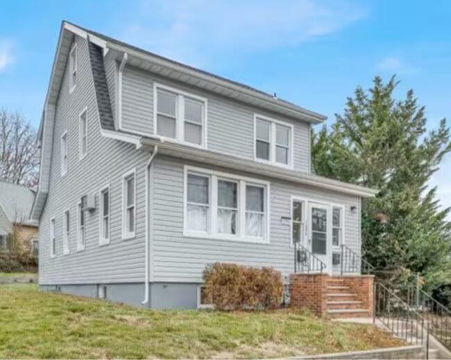 Building Photo - 1084 Pine Ave Unit 2