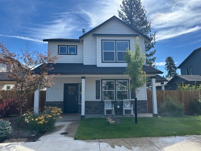 Building Photo - Stunning 4-bdr with beautiful fenced yard in Mckenzie Meadow Village! - Sisters, Oregon
