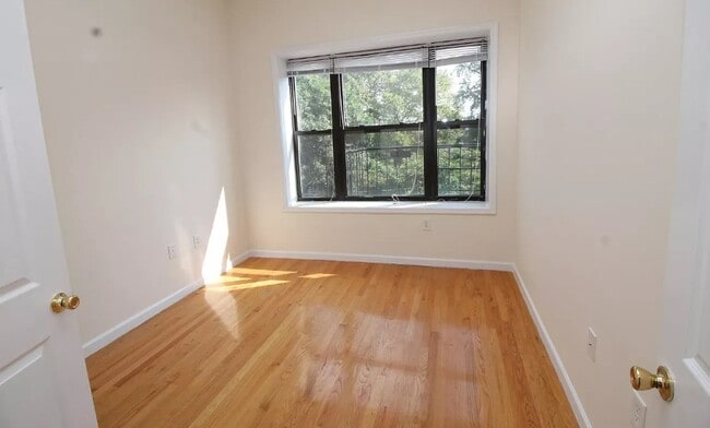 Building Photo - 215 Woodward St Unit 8