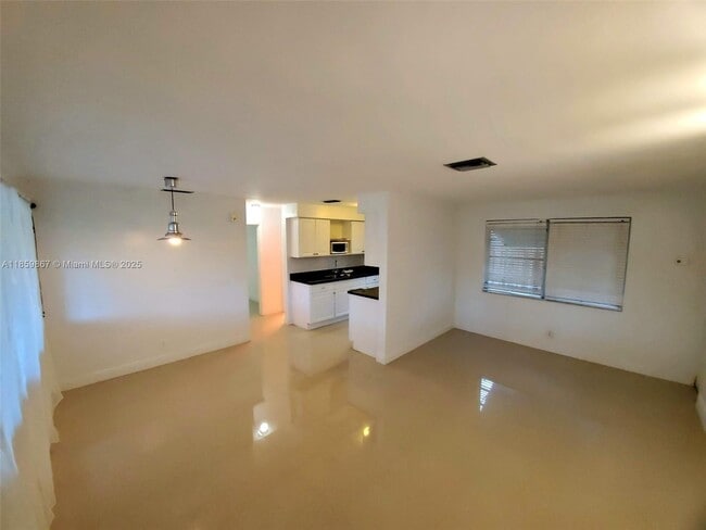 Building Photo - 729 NE 6th St Unit B
