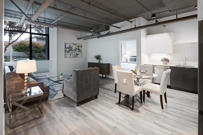 https://my.matterport.com/show/?m=rsZYCfH8JMj&brand=0&play=1&wh=0&qs=1