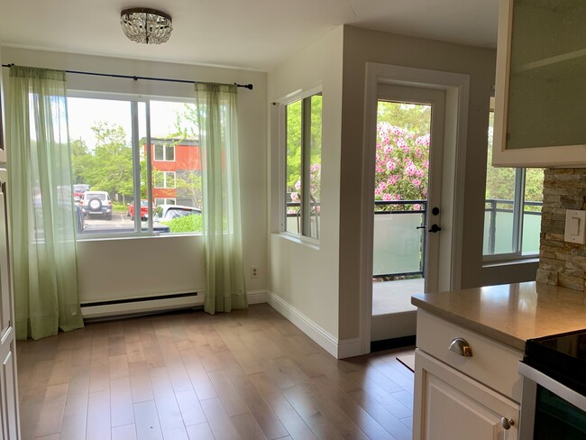 Eating area - 5818 NE 70th St Unit A212