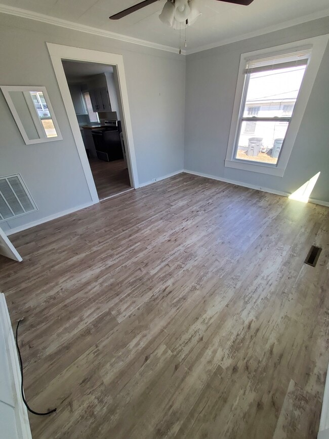 Photo - 607 Hillside St