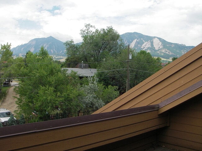 Photo - PRE-LEASE: 4 Bedroom 3.5 Bathroom Townhouse In Gold Run.  Walk To Campus!