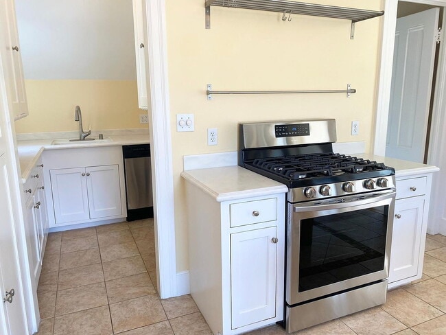 Photo - 225 Roosevelt Way