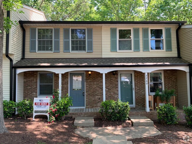 Building Photo - Renovated Raleigh Townhome Conveniently Lo...