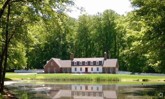 Building Photo - Oversized 4 Bedroom 3.5 Bathroom Home Situ...
