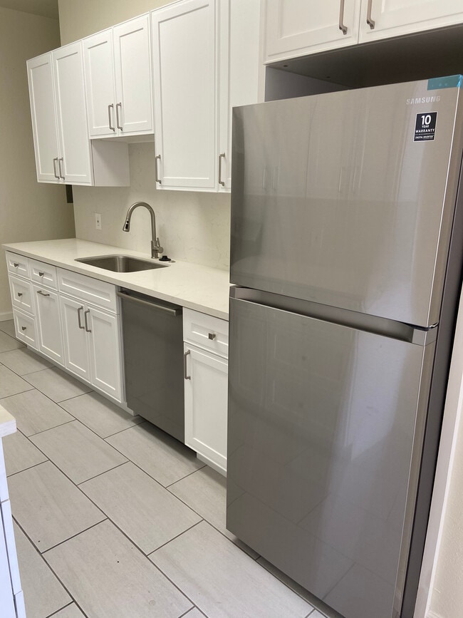 Brand new chef's kitchen with stainless steel appliances and ample cabinet space - 4179 Shafter Ave