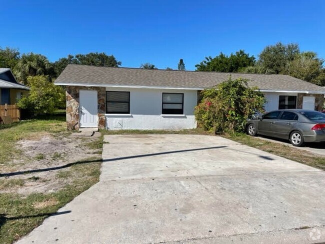 Building Photo - 3 bedroom 2 bath duplex Unit B Rental