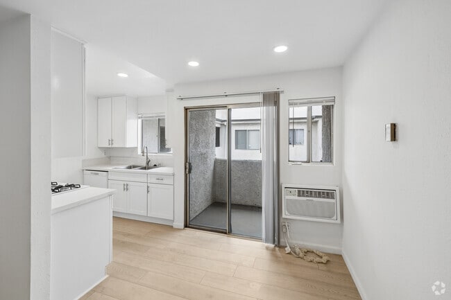 1BR, 1BA - 900SF - Dining Room