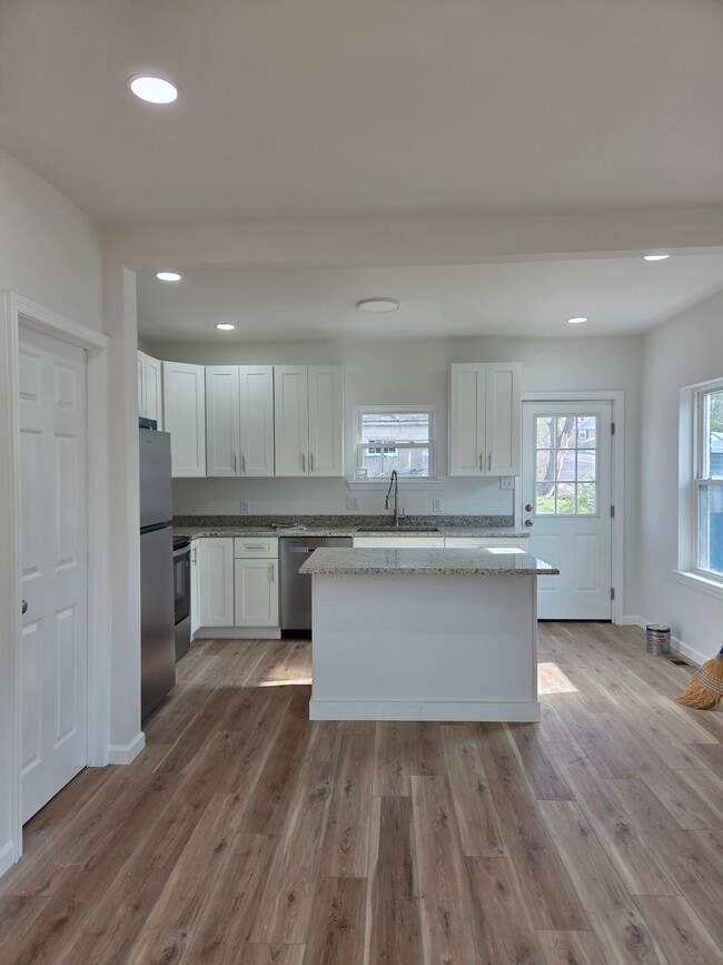 Photo - 76 W 5th St