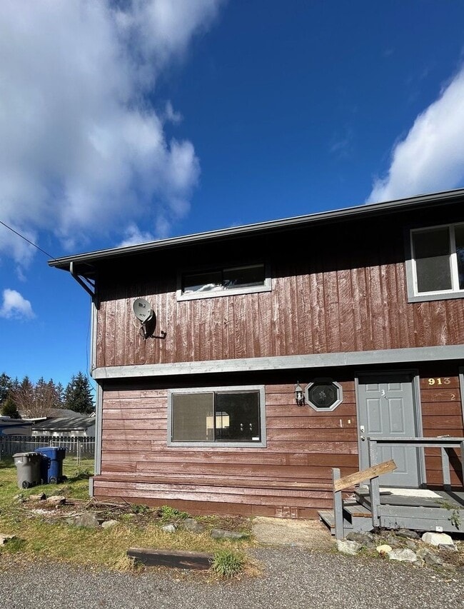 Building Photo - 913 Peters Pl SE Unit 3