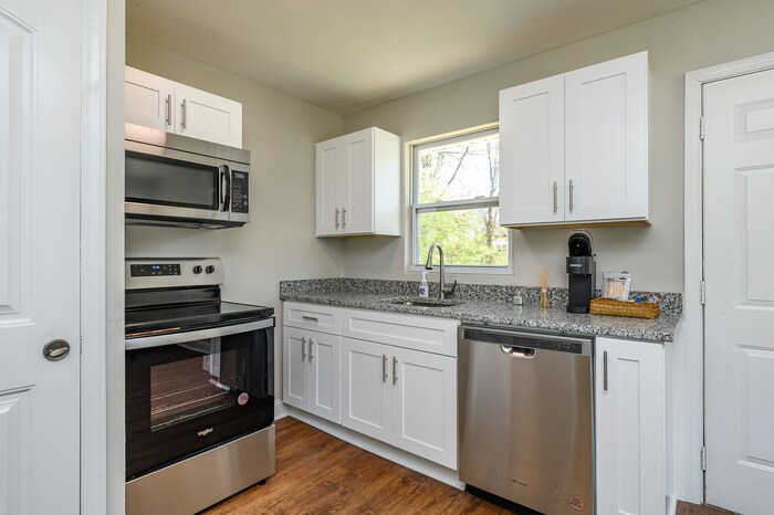 NEWLY RENOVATED 2 bedroom, 1 bathroom at G... - NEWLY RENOVATED 2 bedroom, 1 bathroom at G...