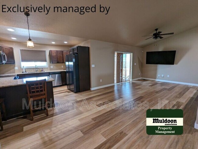 Photo - 927 E Loma Dr