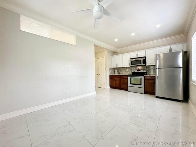 Building Photo - 1041 NE 16th Ave Unit W
