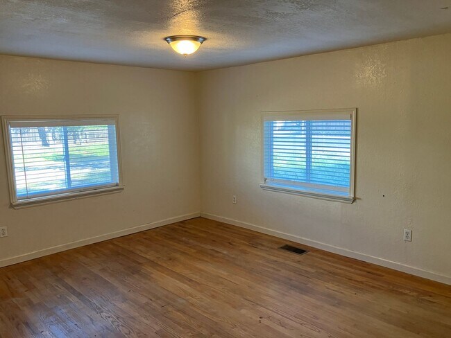 Photo - 1351 Leonard Ave Unidad A