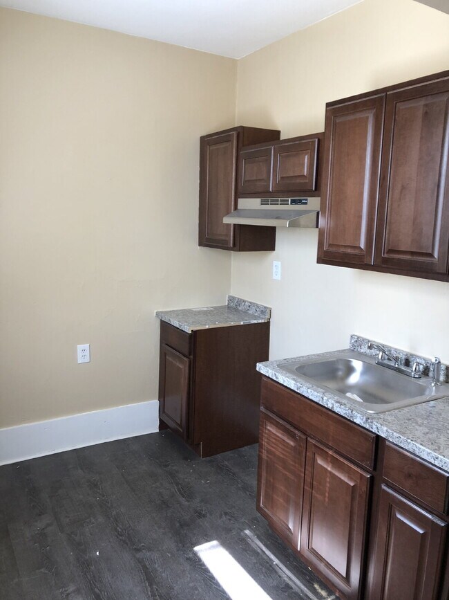 Photo - Super 1 bedroom, 1 bath for rent Unit Upper Front