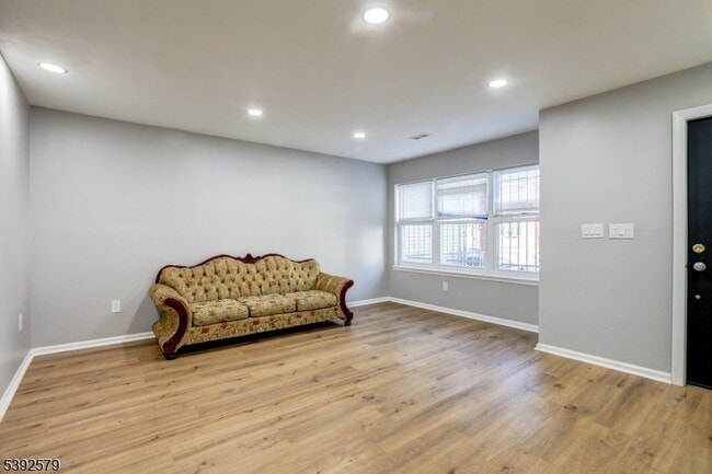 Photo - 284 S 6th St