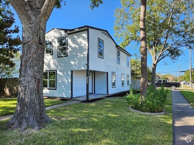 Building Photo - 1202 3rd St N Rental