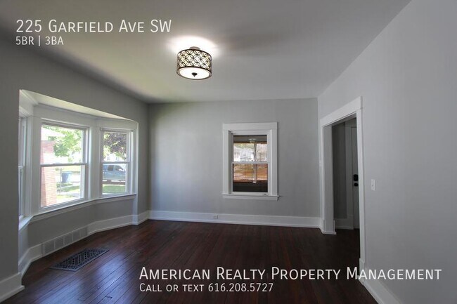 Photo - 225 Garfield Ave SW